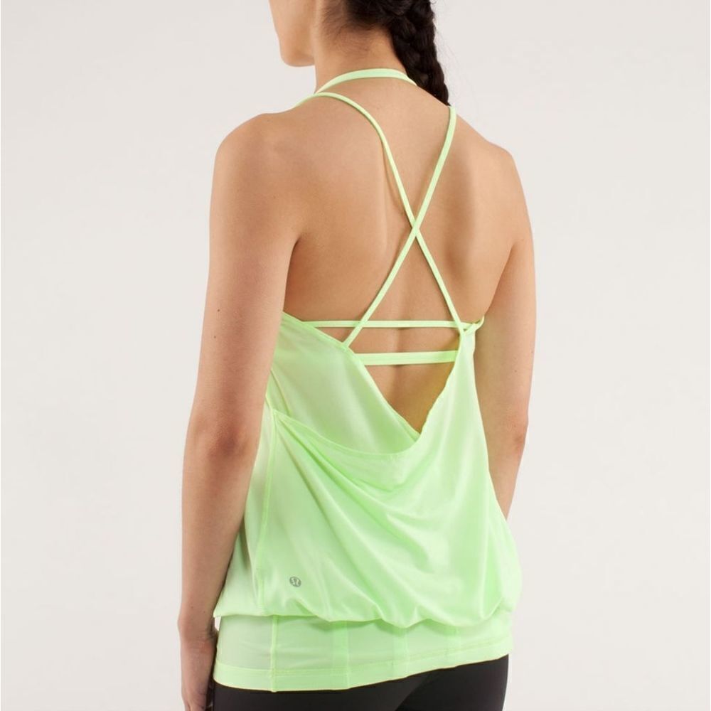 𝅺LULULEMON Flow and Go tank size 4 like new